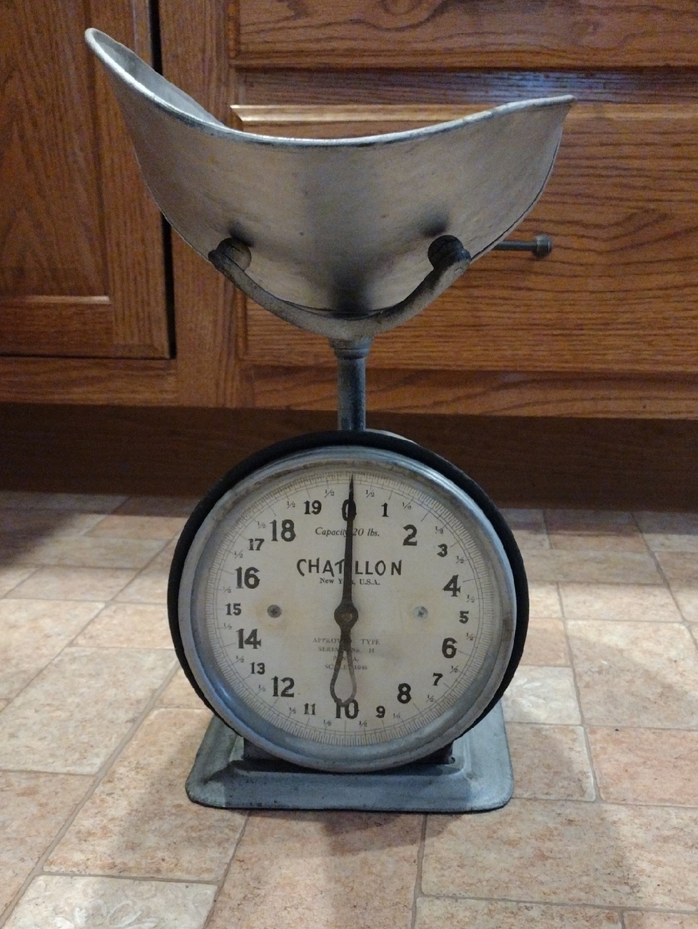 Vintage-Style Metal Kitchen Scale in Silver
